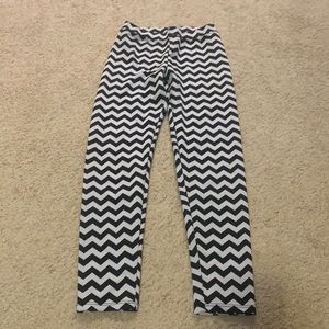 girls size 10-12 black & white chevron leggings